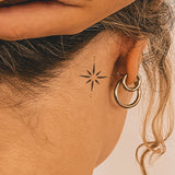 Stern und Punkte Tattoo