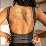 Symmetrisches Lilien Ornament Tattoo