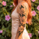 Kraftvolle Blüten Tattoo Sleeve