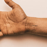 4 Punkte mit Strichpunkt I Tattoo