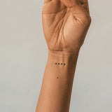 4 Punkte mit Strichpunkt II Tattoo